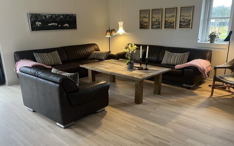 Elsi - 1.3Km from the Sea: Möbel, Flooring, Couch, Holzboden, Fussboden, Holz, Interior Design, Wohnzimmer, Laminatboden