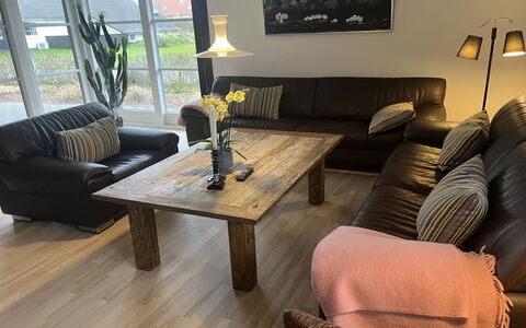 Elsi - 1.3Km from the Sea: Möbel, Flooring, Couch, Interior Design, Fussboden, Holzboden, Holz, Wohnzimmer, Tabelle, Zimmer