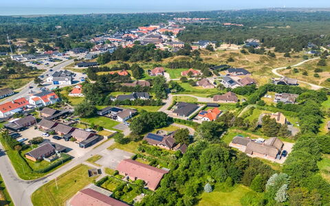 Elsi - 1.3Km from the Sea: Wohngebiet, Vogelperspektive, Luftaufnahmen, Nachbarschaft, Vorort, Landschaft, Urban Design, Menschliche Siedlung, Einfach, Durchgangsstrasse