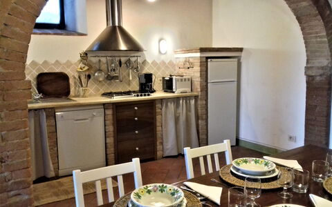 Casa Le Crete: Tabelle, Möbel, Cabinetry, Eigentum, Countertop, Stuhl, Holz, Interior Design, Küche, Wohnzimmer