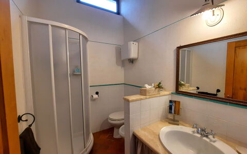 Casa Le Crete: Spiegel, Eigentum, Sinken, Zapfhahn, Armatur, Bad Sink, Gebäude, Badezimmer, Beleuchtung, Lila