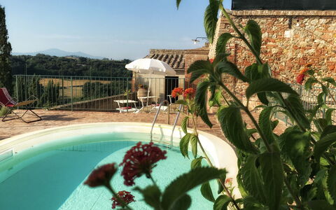 Casa Le Crete: Wasser, Pflanze, Himmel, Gebäude, Blume, Schwimmbad, Baum, Arecales, Fenster, Terrestrische Plant