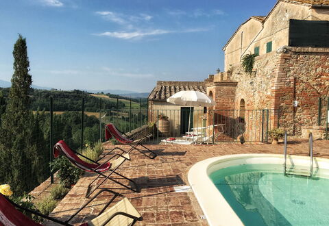 Casa Le Crete: Himmel, Wasser, Eigentum, Gebäude, Wolke, Fenster, Pflanze, Schwimmbad, Freizeit, Baum