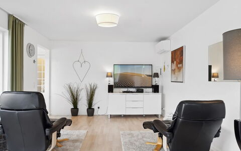 Edo - 575M from the Sea: Möbel, Interior Design, Flooring, Fussboden, Decke, Zimmer, Stuhl, Tabelle, Wohnung, Küche & Esszimmer Tisch