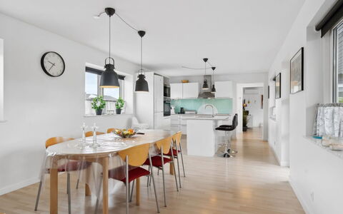 Edo - 575M from the Sea: Möbel, Interior Design, Flooring, Fussboden, Decke, Zimmer, Stuhl, Tabelle, Wohnung, Küche & Esszimmer Tisch