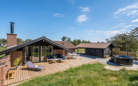 Tilda - 900M from the Sea: Möbel, Interior Design, Flooring, Fussboden, Decke, Zimmer, Stuhl, Tabelle, Wohnung, Küche & Esszimmer Tisch