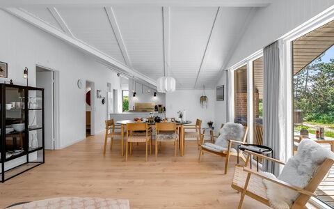 Tilda - 900M from the Sea: Möbel, Interior Design, Flooring, Fussboden, Decke, Zimmer, Stuhl, Tabelle, Wohnung, Küche & Esszimmer Tisch
