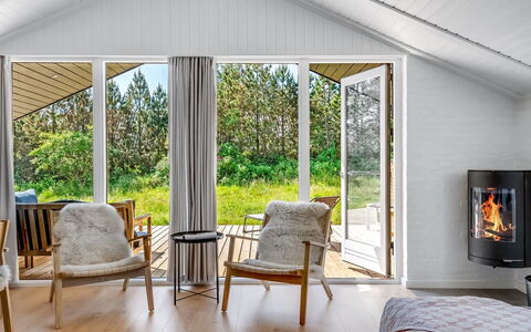Tilda - 900M from the Sea: Möbel, Interior Design, Flooring, Fussboden, Decke, Zimmer, Stuhl, Tabelle, Wohnung, Küche & Esszimmer Tisch