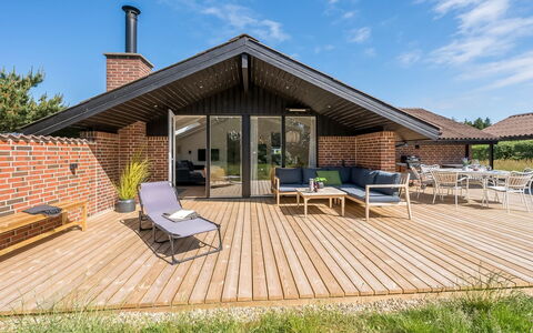Tilda - 900M from the Sea: Möbel, Interior Design, Flooring, Fussboden, Decke, Zimmer, Stuhl, Tabelle, Wohnung, Küche & Esszimmer Tisch