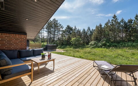 Tilda - 900M from the Sea: Möbel, Interior Design, Flooring, Fussboden, Decke, Zimmer, Stuhl, Tabelle, Wohnung, Küche & Esszimmer Tisch