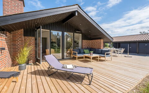 Tilda - 900M from the Sea: Möbel, Interior Design, Flooring, Fussboden, Decke, Zimmer, Stuhl, Tabelle, Wohnung, Küche & Esszimmer Tisch