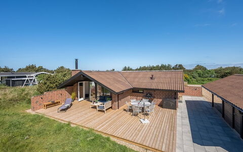 Tilda - 900M from the Sea: Möbel, Interior Design, Flooring, Fussboden, Decke, Zimmer, Stuhl, Tabelle, Wohnung, Küche & Esszimmer Tisch