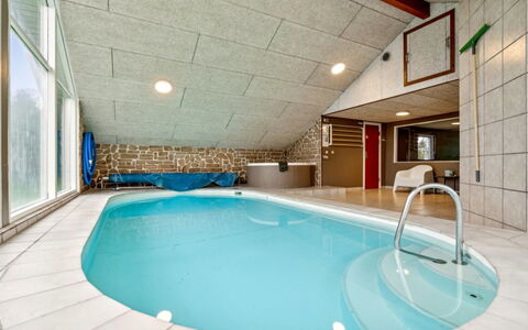 Fidelia - 400M from the Sea: Decke, Flooring, Interior Design, Fussboden, Verbundwerkstoff, Möbel, Resort, Hotel, Design, Daylighting