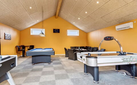 Fidelia - 400M from the Sea: Decke, Flooring, Interior Design, Fussboden, Verbundwerkstoff, Möbel, Resort, Hotel, Design, Daylighting