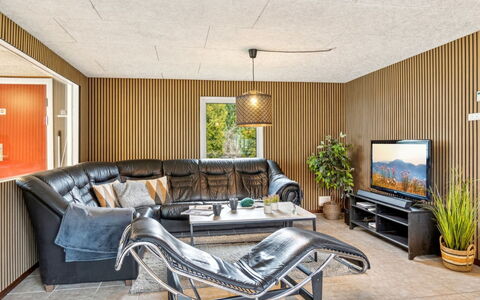 Fidelia - 400M from the Sea: Decke, Flooring, Interior Design, Fussboden, Verbundwerkstoff, Möbel, Resort, Hotel, Design, Daylighting