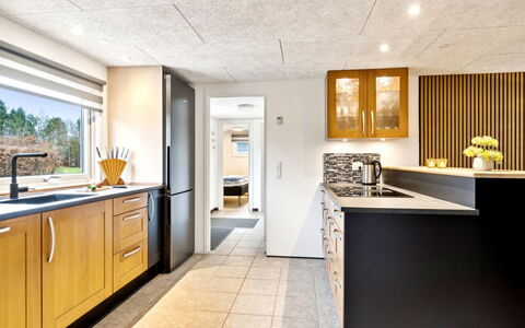 Fidelia - 400M from the Sea: Decke, Flooring, Interior Design, Fussboden, Verbundwerkstoff, Möbel, Resort, Hotel, Design, Daylighting