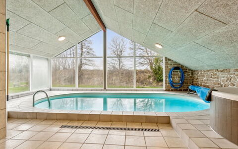 Fidelia - 400M from the Sea: Decke, Flooring, Interior Design, Fussboden, Verbundwerkstoff, Möbel, Resort, Hotel, Design, Daylighting