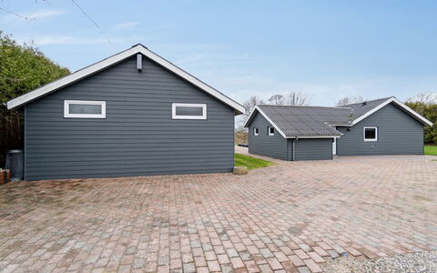 Fidelia - 400M from the Sea: Decke, Flooring, Interior Design, Fussboden, Verbundwerkstoff, Möbel, Resort, Hotel, Design, Daylighting