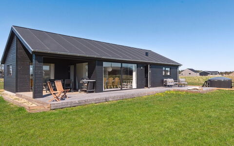 Cresta - 1.4Km from the Sea: Decke, Flooring, Interior Design, Fussboden, Verbundwerkstoff, Möbel, Resort, Hotel, Design, Daylighting