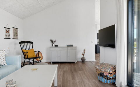 Cresta - 1.4Km from the Sea: Decke, Flooring, Interior Design, Fussboden, Verbundwerkstoff, Möbel, Resort, Hotel, Design, Daylighting