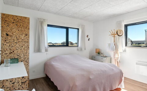 Cresta - 1.4Km from the Sea: Decke, Flooring, Interior Design, Fussboden, Verbundwerkstoff, Möbel, Resort, Hotel, Design, Daylighting