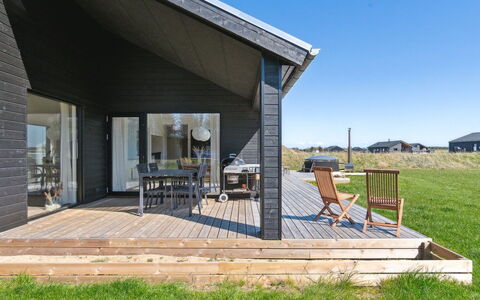 Cresta - 1.4Km from the Sea: Decke, Flooring, Interior Design, Fussboden, Verbundwerkstoff, Möbel, Resort, Hotel, Design, Daylighting