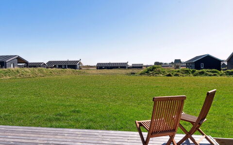 Cresta - 1.4Km from the Sea: Decke, Flooring, Interior Design, Fussboden, Verbundwerkstoff, Möbel, Resort, Hotel, Design, Daylighting