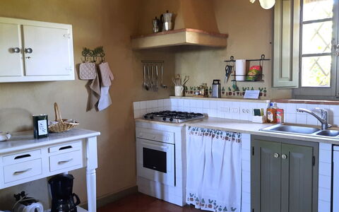 Villa San Giovanni: Cabinetry, Eigentum, Countertop, Küche, Herd, Holz, Küchengerät, Beleuchtung, Haushaltsgerät, Fenster