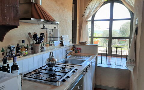 Villa San Giovanni: Spüle, Eigentum, Zapfhahn, Cabinetry, Countertop, Sinken, Fenster, Gasherd, Herd, Küchengerät