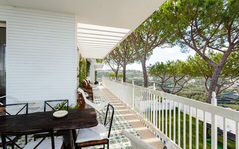 Villa Il Sole Di Sorrento: Eigentum, Gebäude, Pflanze, Tabelle, Schatten, Holz, Veranda, Gartenmöbel, Baum, Blumentopf