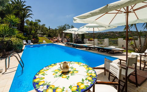 Villa Il Sole Di Sorrento: Eigentum, Pflanze, Himmel, Möbel, Wasser, Regenschirm, Azurblau, Schwimmbad, Gebäude, Stuhl