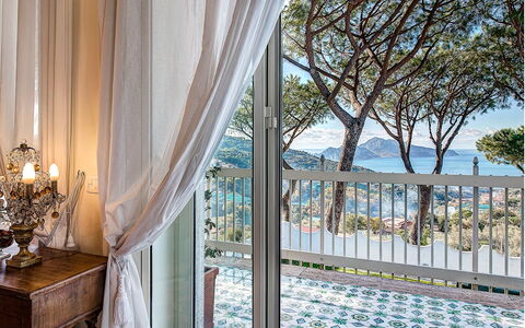 Villa Il Sole Di Sorrento: Gebäude, Fenster, Wasser, Beleuchtung, Pflanze, Schatten, Himmel, Baum, Holz, Interior Design