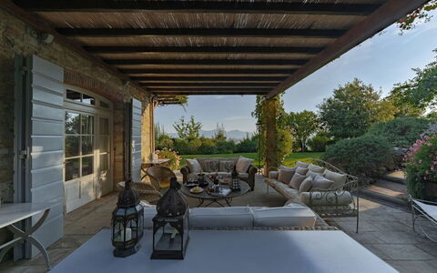 Villa Marlia: Tabelle, Eigentum, Pflanze, Blumentopf, Himmel, Baum, Schatten, Wohnzimmer, Zimmerpflanze, Stuhl