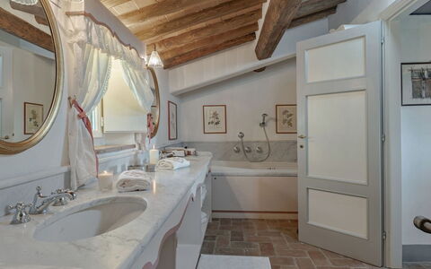 Villa Marlia: Spiegel, Zapfhahn, Sinken, Armatur, Bad Sink, Bilderrahmen, Badezimmer, Interior Design, Holz, Cabinetry