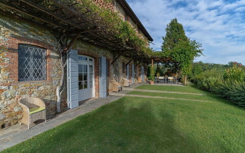 Villa Marlia: Pflanze, Wolke, Eigentum, Himmel, Gebäude, Fenster, Baum, Grundstueck, Gras, Hütte