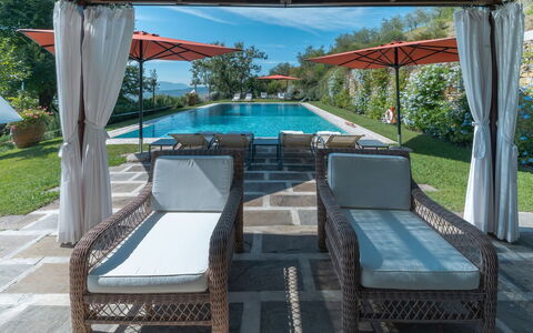 Villa Marlia: Pflanze, Eigentum, Wasser, Schatten, Himmel, Gartenmöbel, Interior Design, Freizeit, Baum, Gebäude