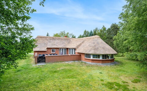 Rajka - 800M from the Sea: Holz, Dach, Die Architektur, Zuhause, Haus, Hütte, Abstellgleis, Hartholz, Steigung, Estate