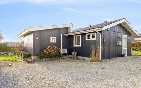 Gyrid - 150M from the Sea: Holz, Zuhause, Veranda, Deck, Hartholz, Dach, Holzbeize, Holzboden, Eco Hotel