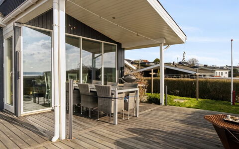 Gyrid - 150M from the Sea: Holz, Zuhause, Veranda, Deck, Hartholz, Dach, Holzbeize, Holzboden, Eco Hotel