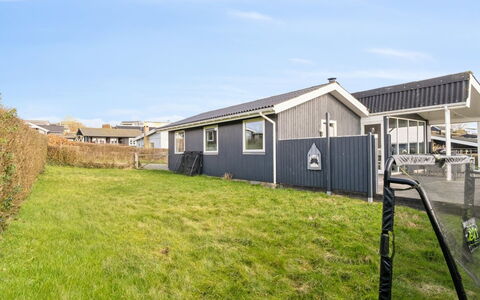 Gyrid - 150M from the Sea: Holz, Zuhause, Veranda, Deck, Hartholz, Dach, Holzbeize, Holzboden, Eco Hotel