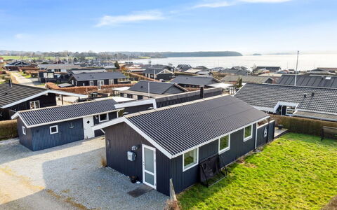 Gyrid - 150M from the Sea: Holz, Zuhause, Veranda, Deck, Hartholz, Dach, Holzbeize, Holzboden, Eco Hotel