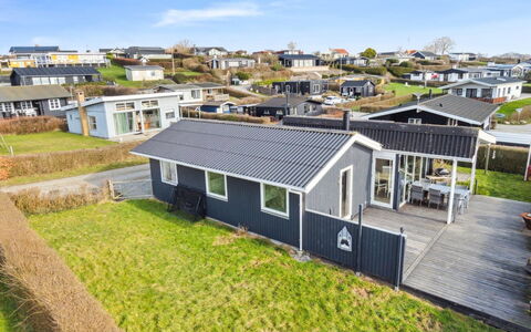 Gyrid - 150M from the Sea: Holz, Zuhause, Veranda, Deck, Hartholz, Dach, Holzbeize, Holzboden, Eco Hotel