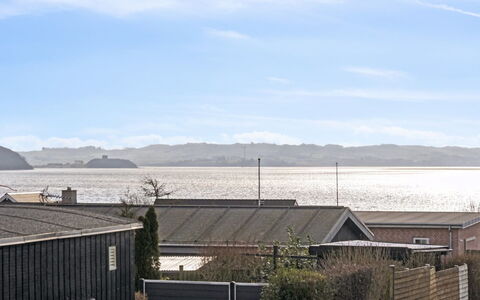 Gyrid - 150M from the Sea: Holz, Zuhause, Veranda, Deck, Hartholz, Dach, Holzbeize, Holzboden, Eco Hotel
