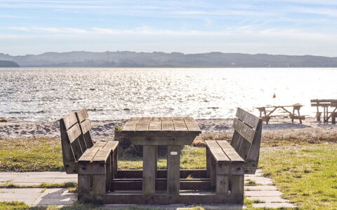 Gyrid - 150M from the Sea: Holz, Zuhause, Veranda, Deck, Hartholz, Dach, Holzbeize, Holzboden, Eco Hotel