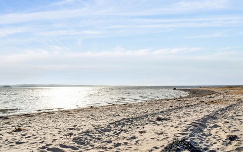 Gyrid - 150M from the Sea: Holz, Zuhause, Veranda, Deck, Hartholz, Dach, Holzbeize, Holzboden, Eco Hotel