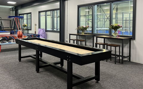 De Parel: Tabelle, Möbel, Fenster, Rechteck, Gebäude, Holz, Interior Design, Fussboden, Flooring