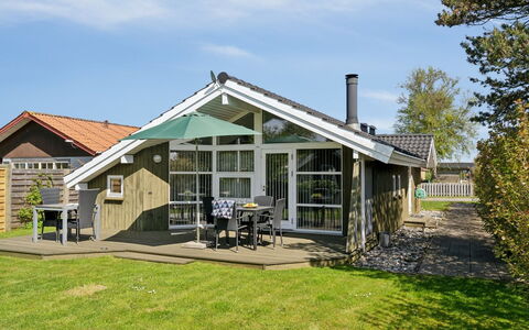 Hereth - 100M from the Sea: Blau, Strauch, Hütte, Ground, Garten, Estate, Schatten, Landscaping, Bauernhaus, Eco Hotel