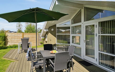 Hereth - 100M from the Sea: Blau, Strauch, Hütte, Ground, Garten, Estate, Schatten, Landscaping, Bauernhaus, Eco Hotel