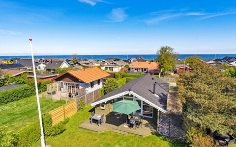 Hereth - 100M from the Sea: Blau, Strauch, Hütte, Ground, Garten, Estate, Schatten, Landscaping, Bauernhaus, Eco Hotel