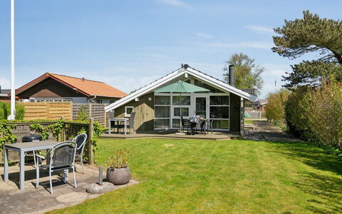 Hereth - 100M from the Sea: Blau, Strauch, Hütte, Ground, Garten, Estate, Schatten, Landscaping, Bauernhaus, Eco Hotel